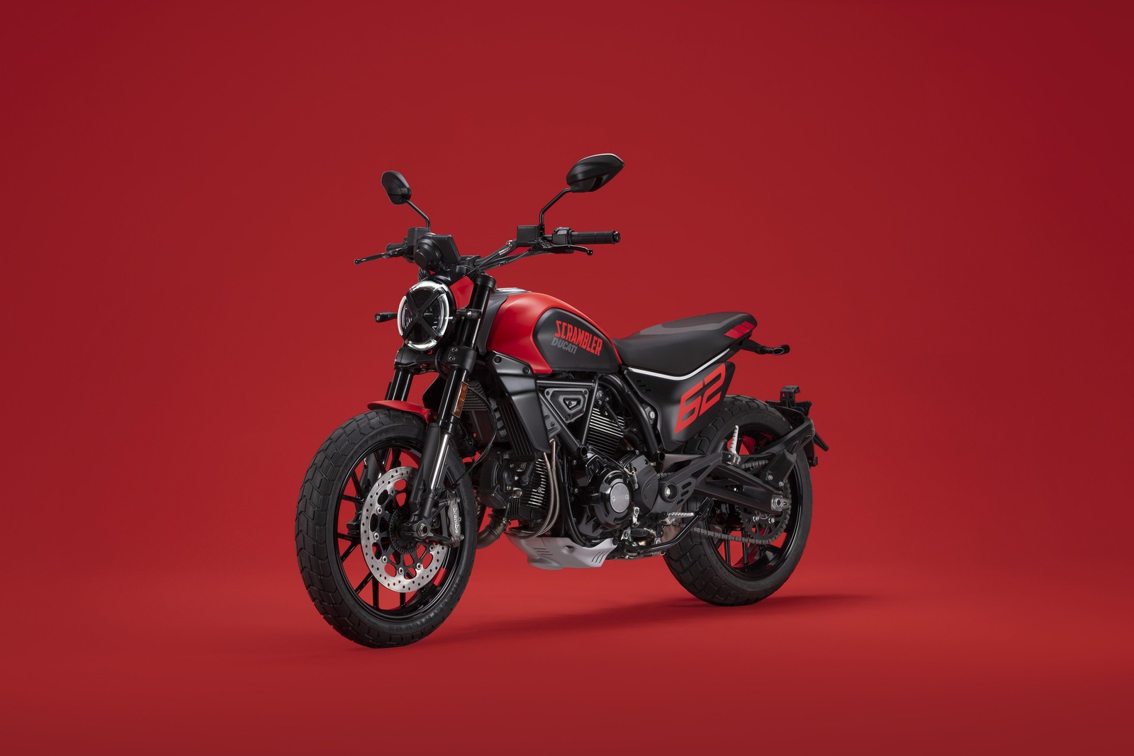 Téléchargez le fond d'écran ducati scrambler plein gaz, ducati scrambler full throttle, 2023, fond rouge, vélos