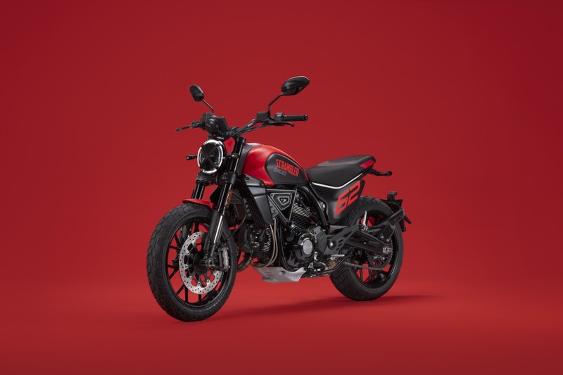 Красный мотоцикл припаркованный на красном фоне с красным фоном (ducati scrambler full throttle, 2023, красный фон, велосипеды, обои 4k)