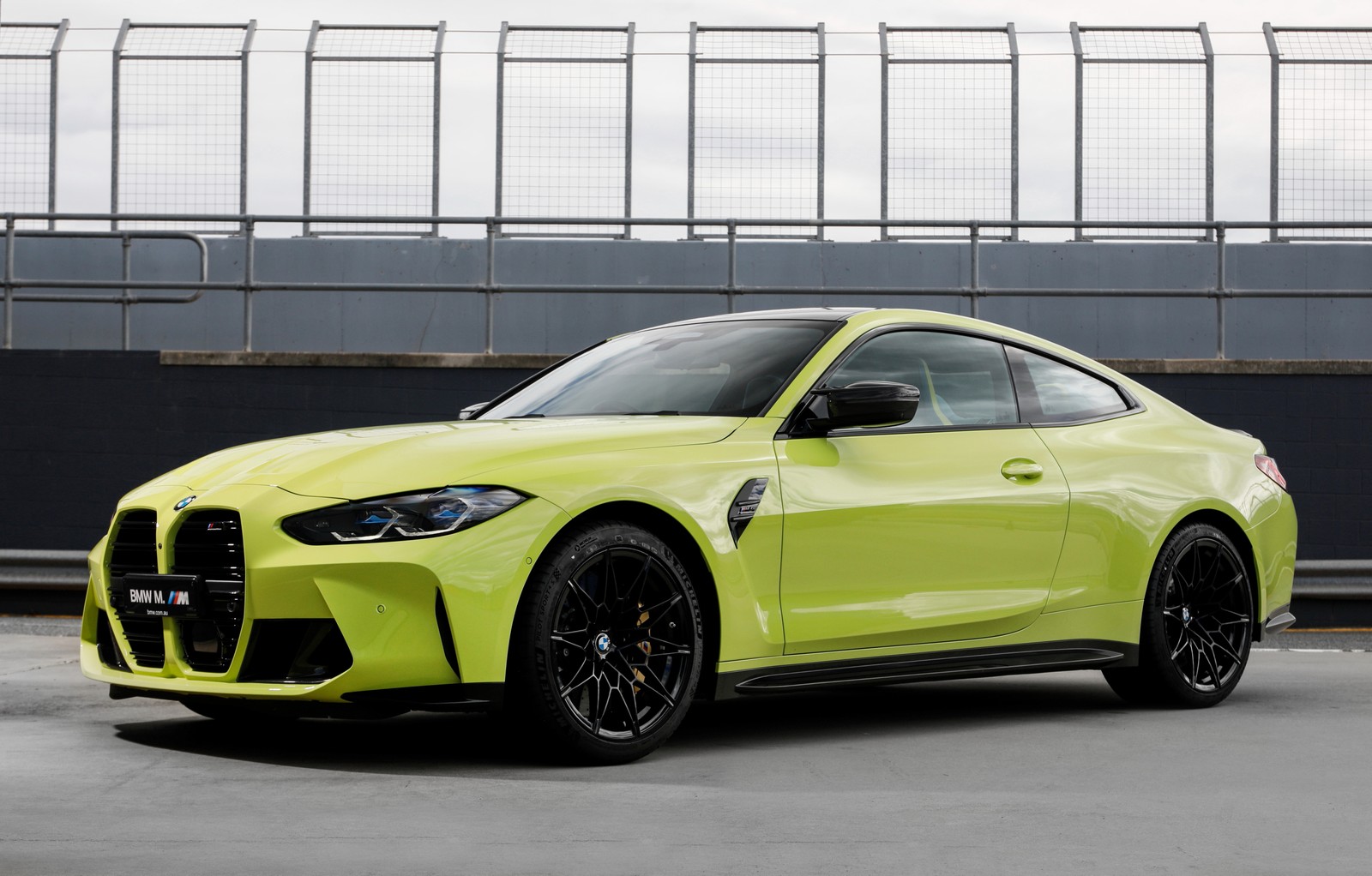 Le bmw m8 coupe est d'un jaune vif avec des accents noirs (bmw m4 competition, 2021, 5k, voitures, fond décran 4k)