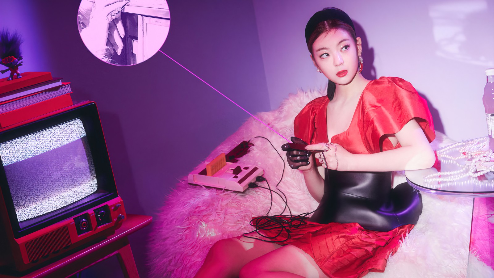 Une femme assise sur un canapé avec une télécommande (itzy, 있지, kpop, k pop, filles)