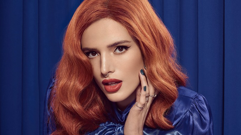 Близкий план женщины с красными волосами и синим платьем (белла торн, bella thorne, американский, актриса, знаменитость)