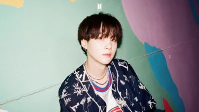 Suga do BTS: Vibrações cativantes contra um mural colorido