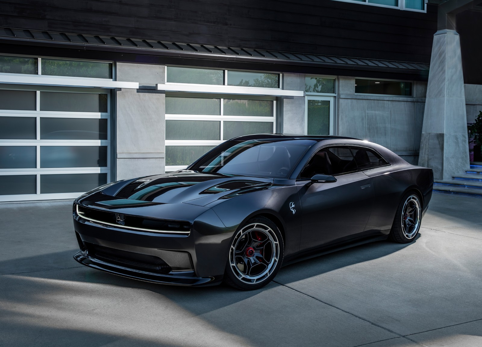 Ein schwarzer dodge charger steht vor einer garage (dodge charger daytona srt konzept, 2022, autos, 4k hintergrund)