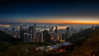 O horizonte de Hong Kong ao amanhecer: uma metrópole deslumbrante emerge contra o horizonte