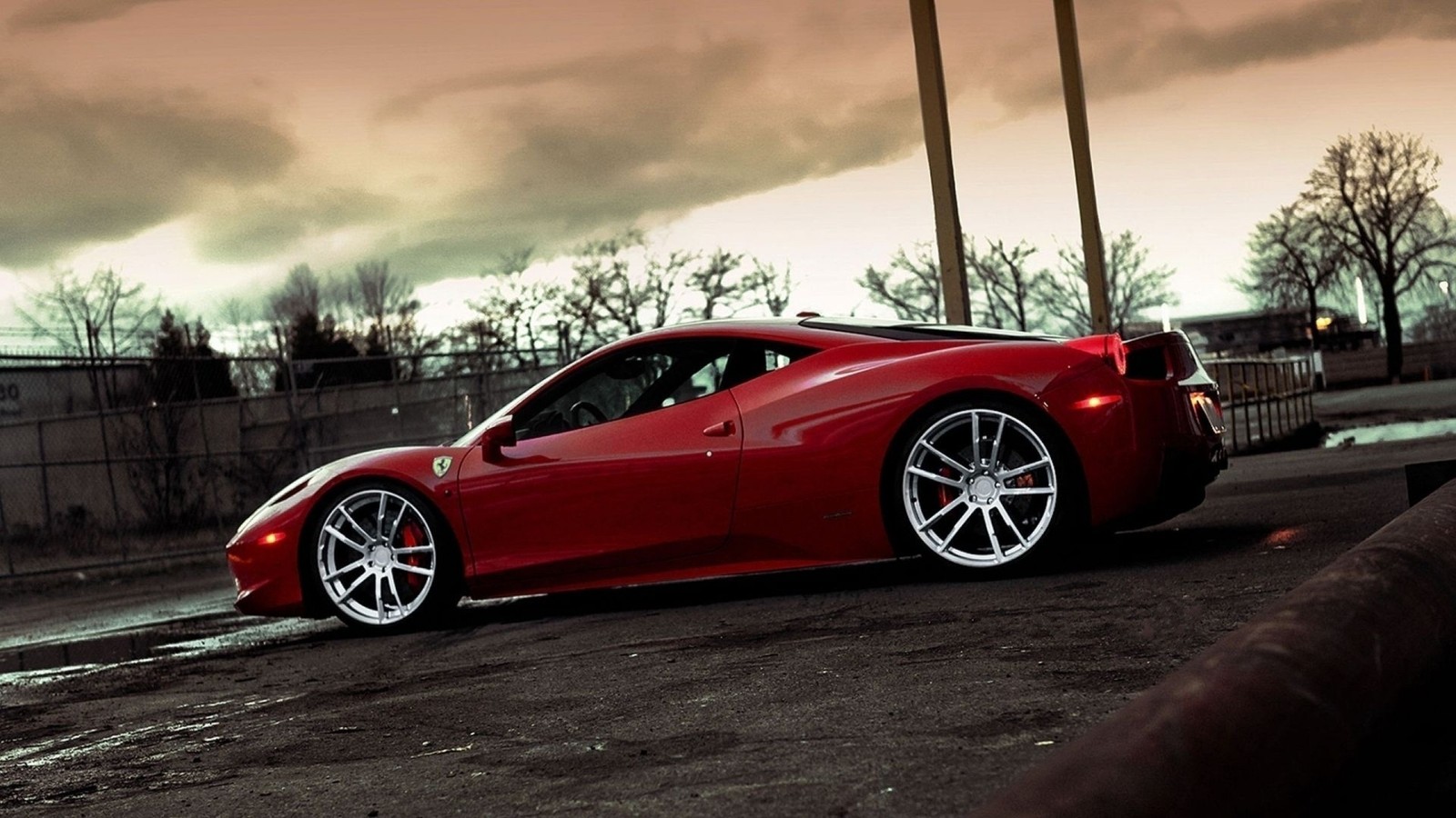 Une voiture de sport rouge garée dans la rue sous un ciel nuageux (ferrari 458, supersportive, véhicule terrestre, ferrari 458 spider, design automobile)