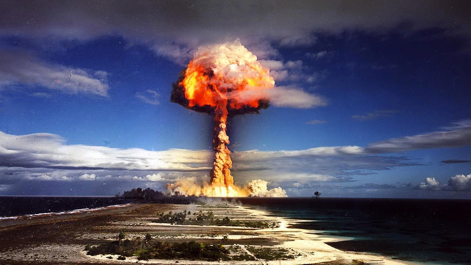 Uma imagem de uma grande nuvem em forma de cogumelo subindo sobre o oceano (explosão, guerra nuclear, calor, estados unidos, bomba)