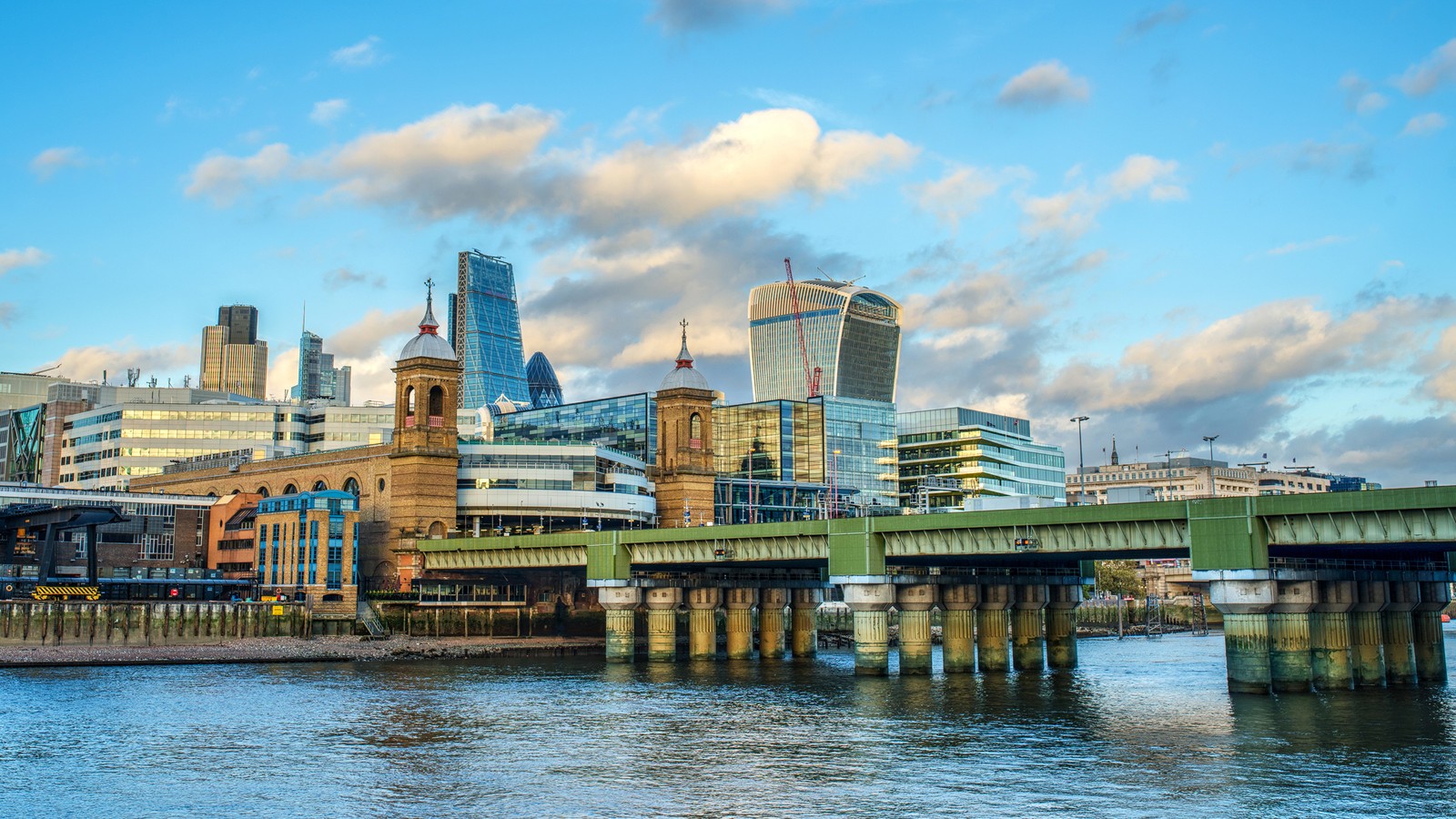 Vista aérea de un horizonte de ciudad con un puente y un río (panorama, londres, london, arquitectura, ilustración)