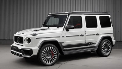 Eleganter weißer Mercedes-Benz G-Klasse mit individueller Abstimmung und markantem Kühlergrill-Design, das erstklassigen Automobilstil und Leistungsmerkmale zeigt.