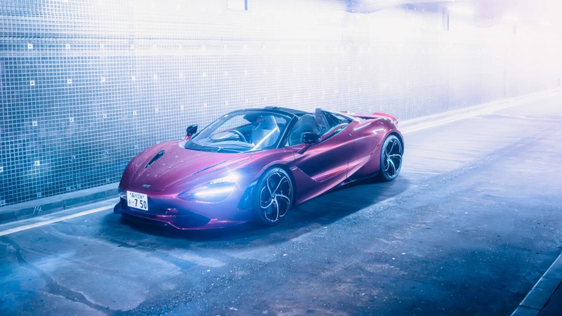 Красный спортивный автомобиль припаркован на парковке рядом со стеной (mclaren 750s spider, 2024, 5k, 8k, машины)