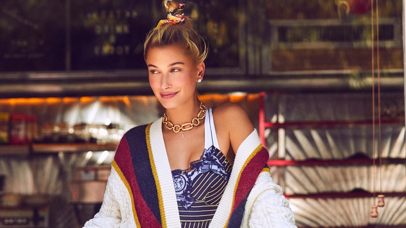 Жираф женщина в ярком платье и белом кардигане (хейли болдуин, hailey baldwin, модель, знаменитость, женщины)