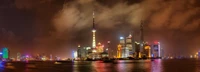 Horizonte de Pudong por la noche: Una deslumbrante metrópoli de rascacielos y reflejos