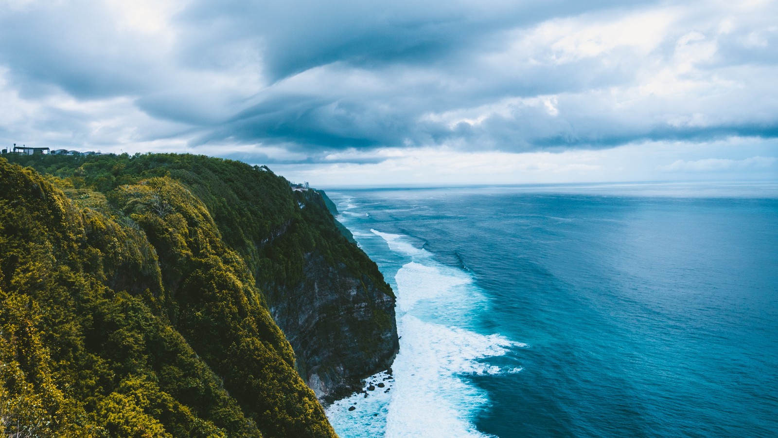 Vue de l'océan depuis une falaise avec un ciel nuageux (paysage marin, mer, nuages, horizon, nature)