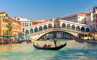 Puente de Rialto: Canal veneciano icónico con góndola y arquitectura histórica