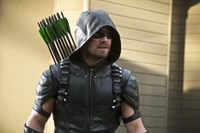 Oliver Queen in coolem Pfeiljacke mit Köcher