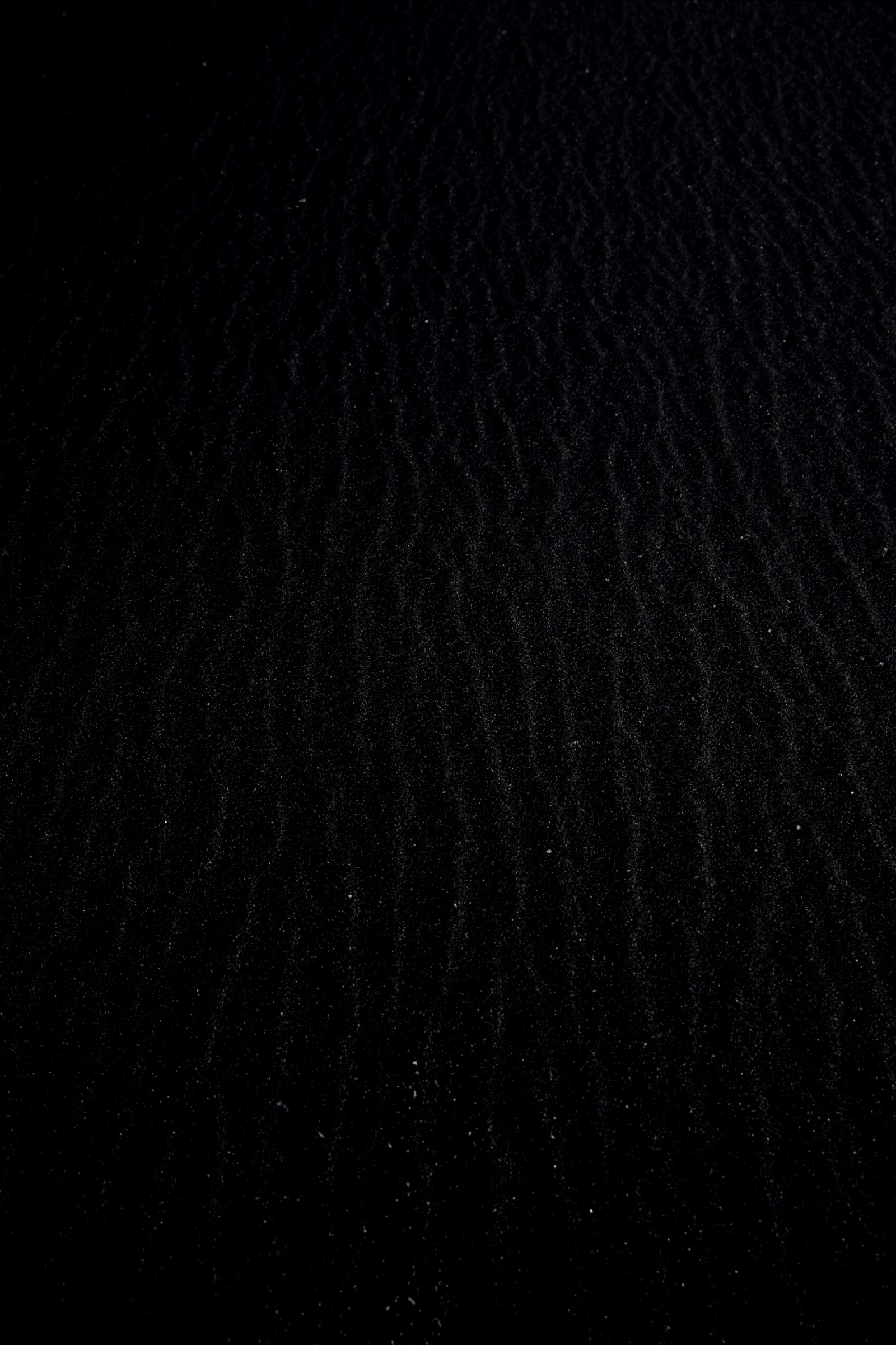 Girafes dans l'eau la nuit sur la plage (obscurité, eau, gris, bleu électrique, motif)