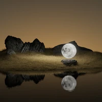 Reflejo surrealista de la luna llena sobre un paisaje sereno