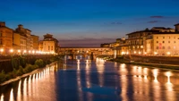 Dämmerungsreflexion der Ponte Sant'Angelo über dem Arno in Florenz