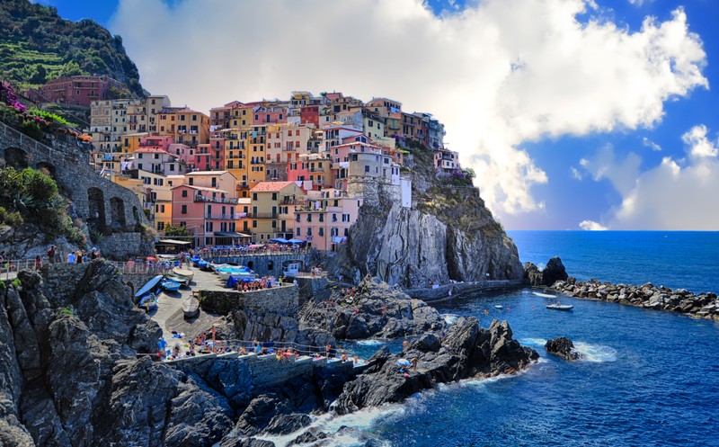 Арабский вид деревни на скале с видом на океан (манарола, manarola, чинкве терре, cinque terre, ligurian sea)