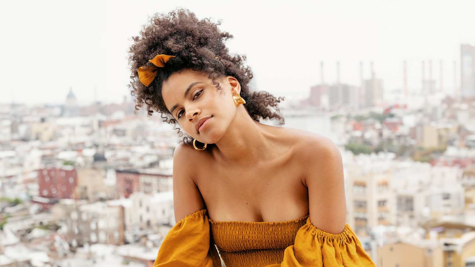 Une femme en haut jaune et jupe marron assise sur un rebord (zazie beetz, actrice allemande, 5k, 8k, gens)