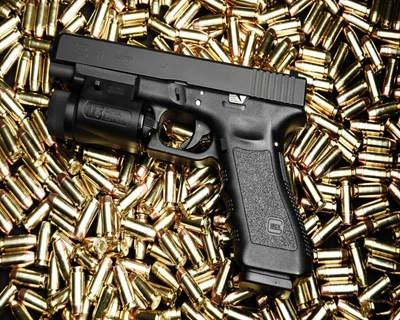 Pistolet Glock entouré de balles