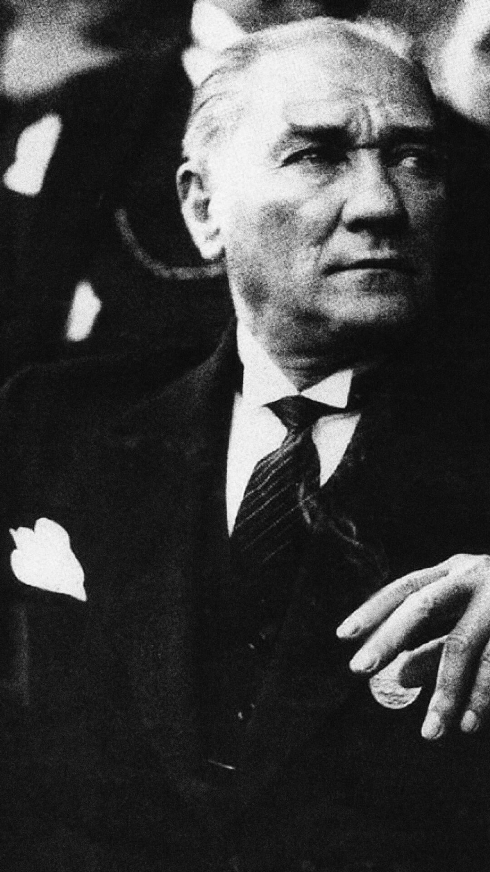 Une photo noir et blanc d'un homme en costume et cravate (atatürk, ataturk, leader, turc)