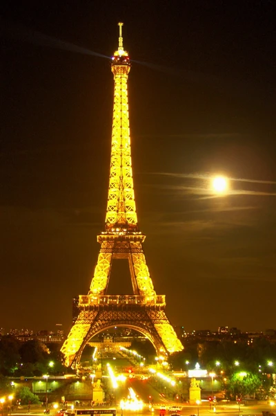 Beleuchteter Eiffelturm gegen einen Nachthimmel in Paris