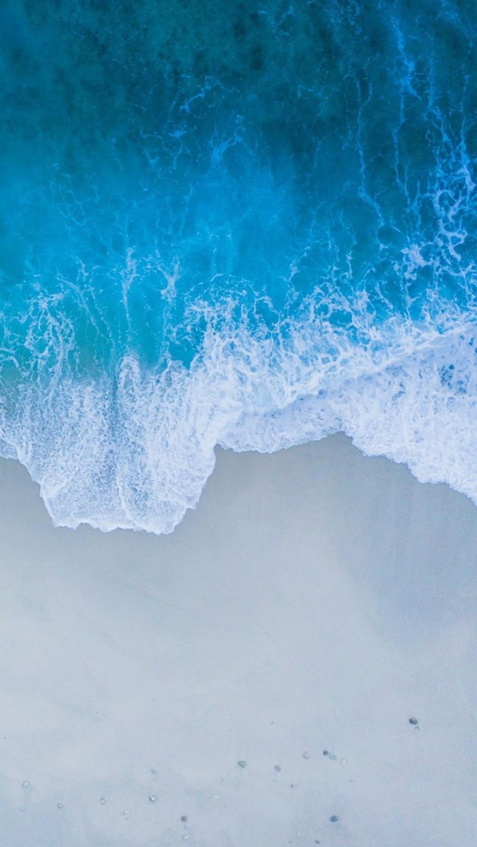 Vista aérea de una persona en una tabla de surf montando una ola (manzana, playa, eyad, naturaleza, océano)