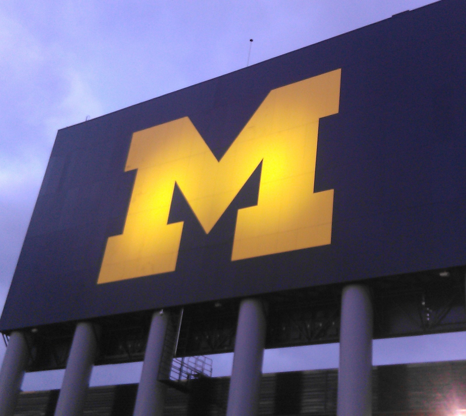 Lade fußball, michigan Hintergrund herunter