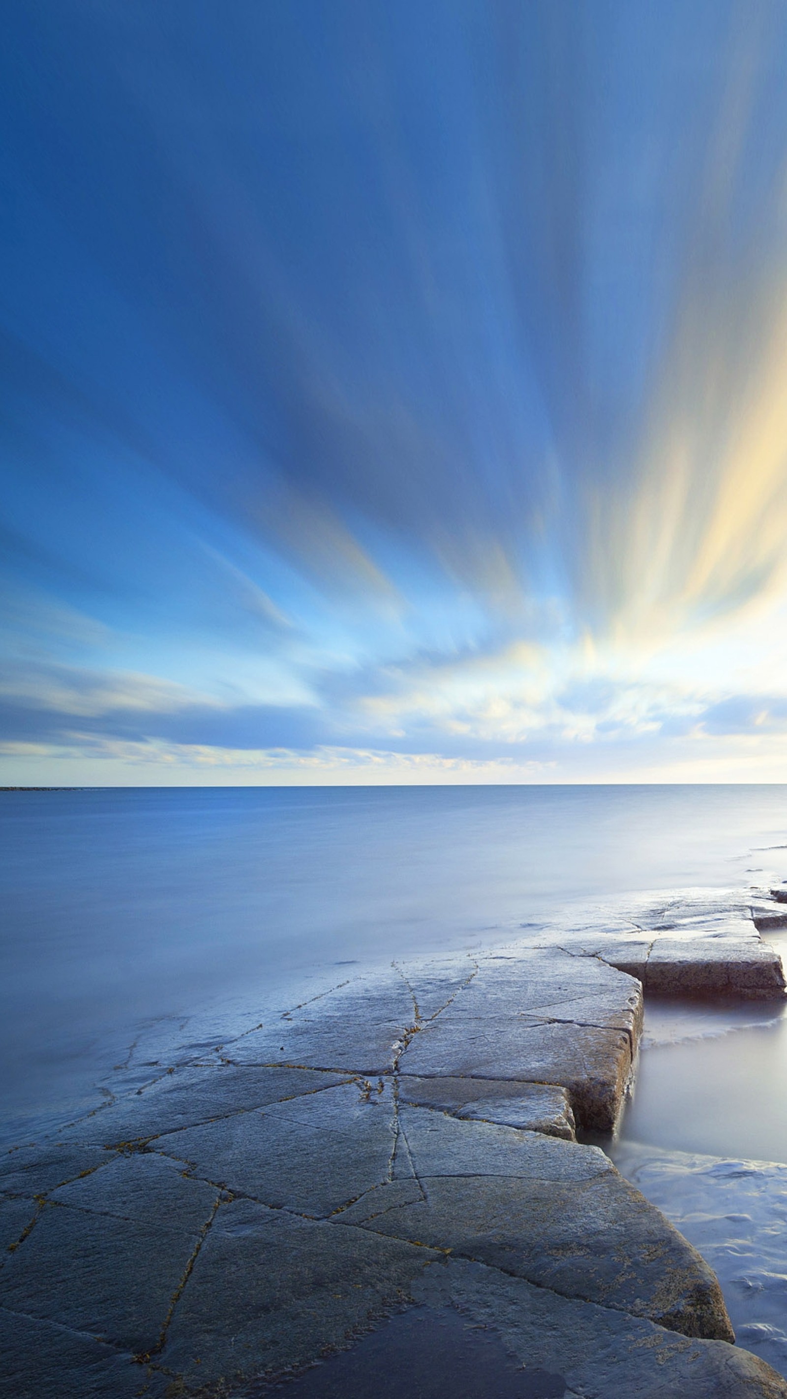 Vue d'une plage avec un banc et un plan d'eau (nuages, horizon, paysage, nature, ciel)