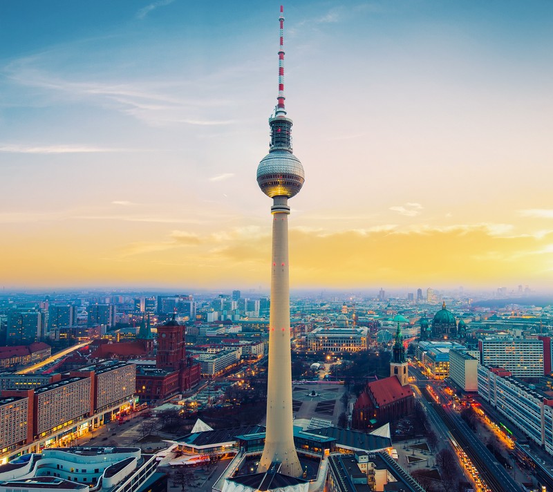 Арабский вид на город с высокой башней в центре (берлин, berlin tower, фернсехтурм, fernsehturm, германия)