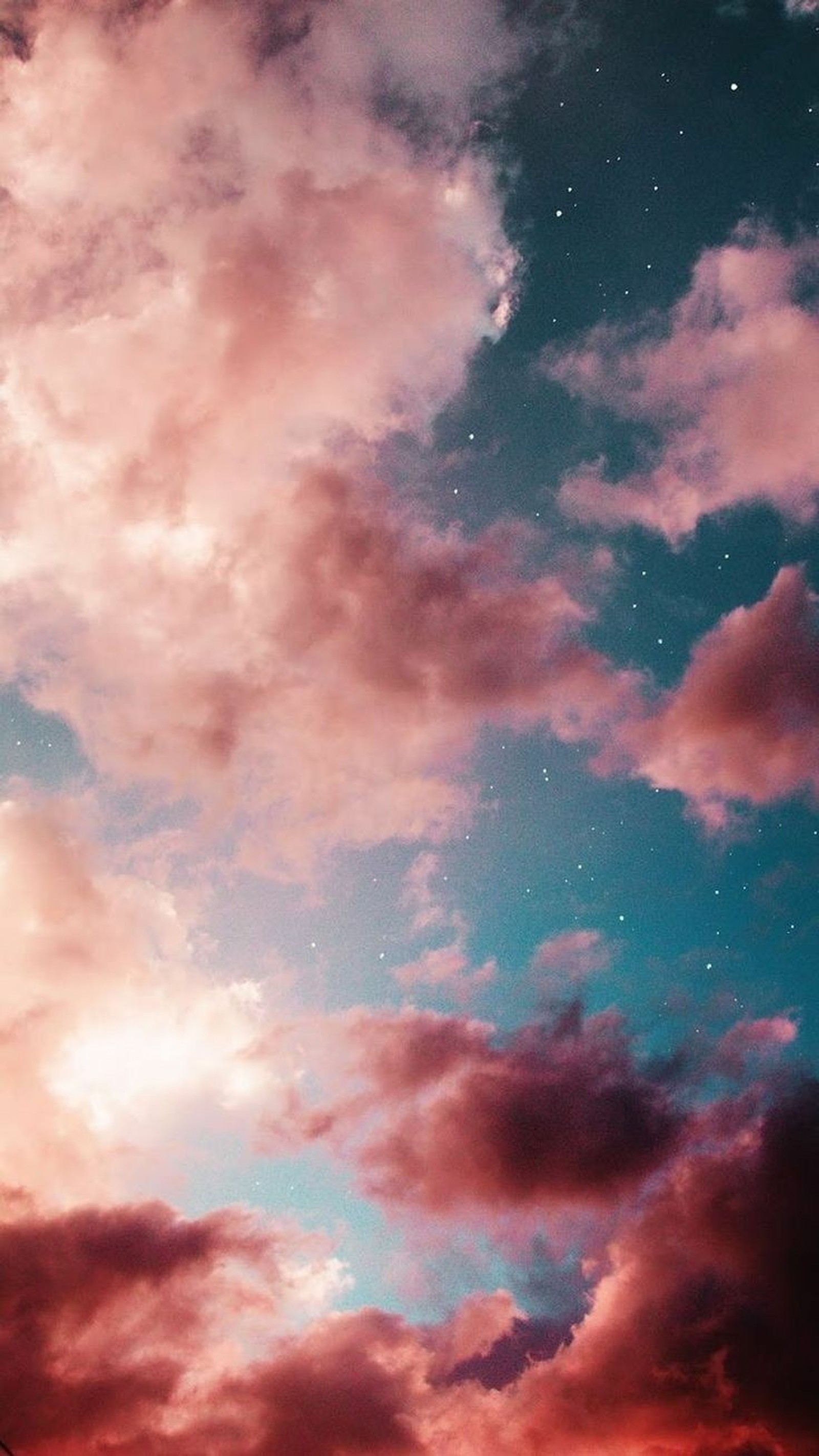 Une image d'un ciel avec des nuages et une étoile (esthétique, nuage, nuages, mignon, rose)