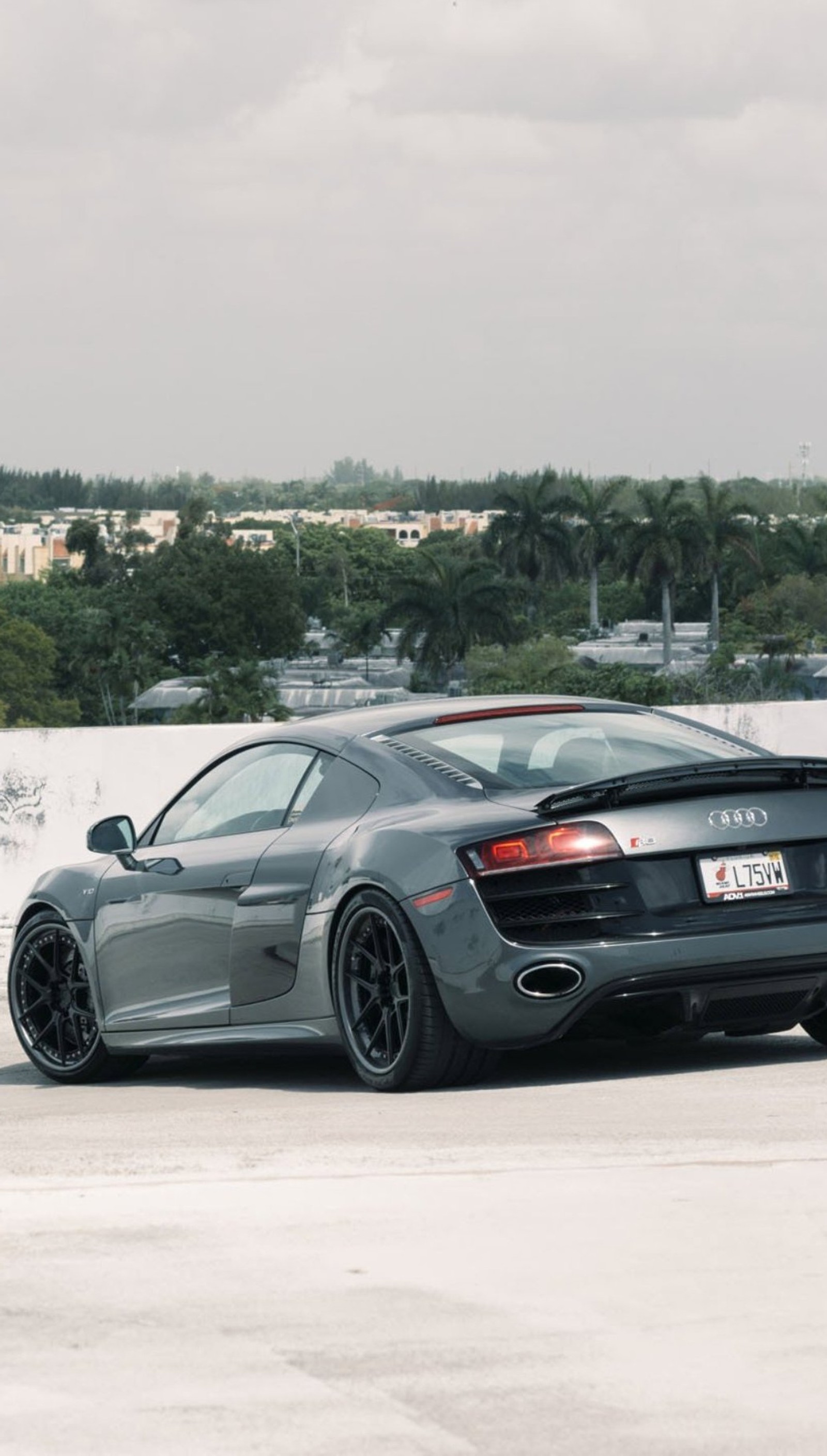 Arafed sports car parked in a parking lot with a city in the background (audi, auto, car, new)