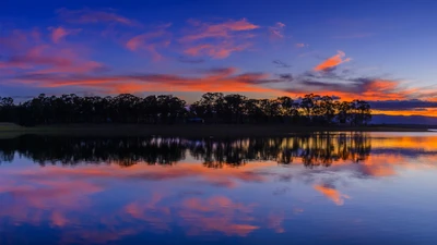 Reflexiones serenas del atardecer en aguas tranquilas