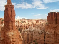 Superbes Buttes et Formations Rocheuses Multicolores dans le Parc National de Bryce Canyon