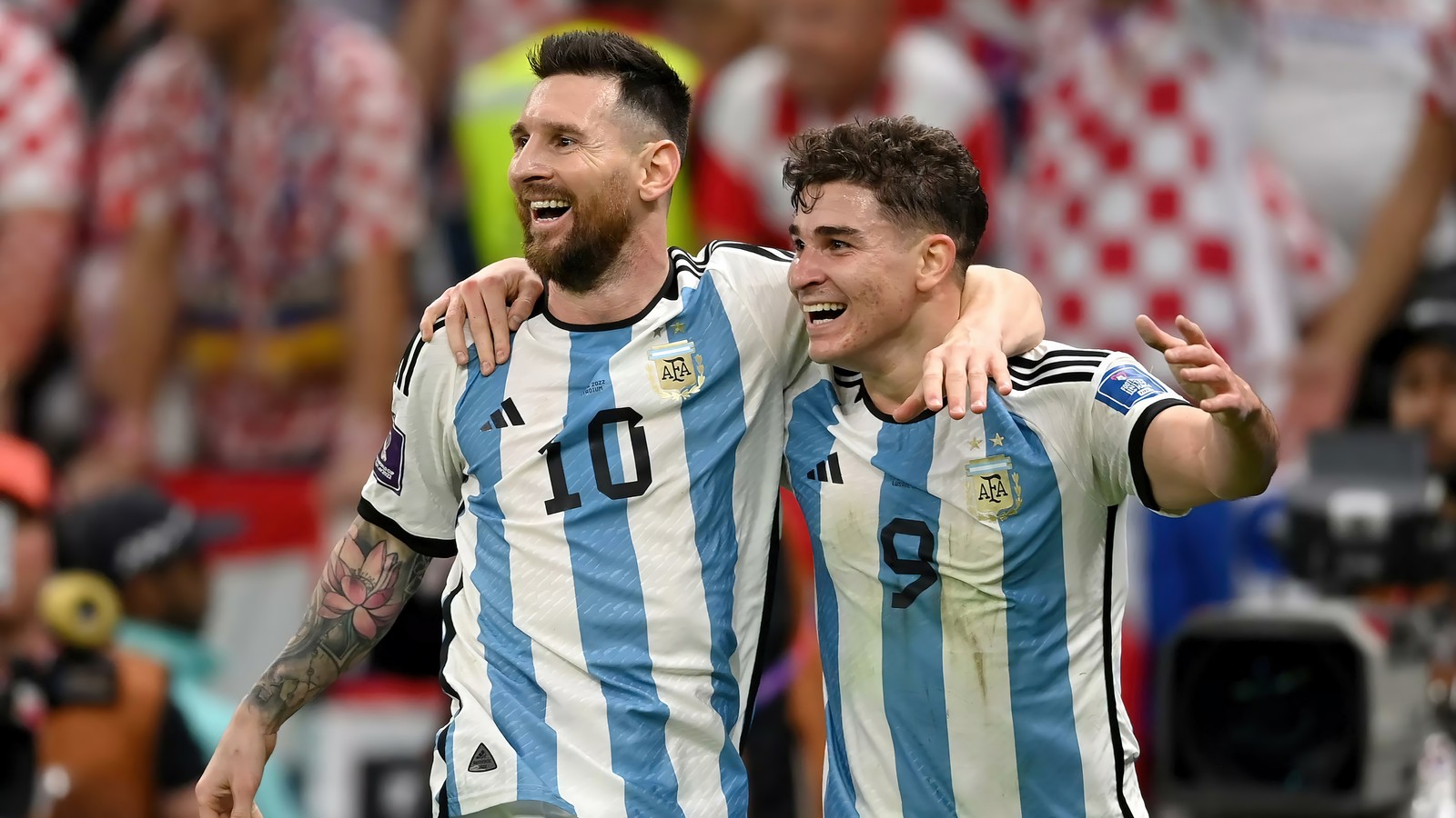 Dos futbolistas celebrando un gol frente a una multitud (fútbol, deportes, lionel messi, julián álvarez, julian alvarez)