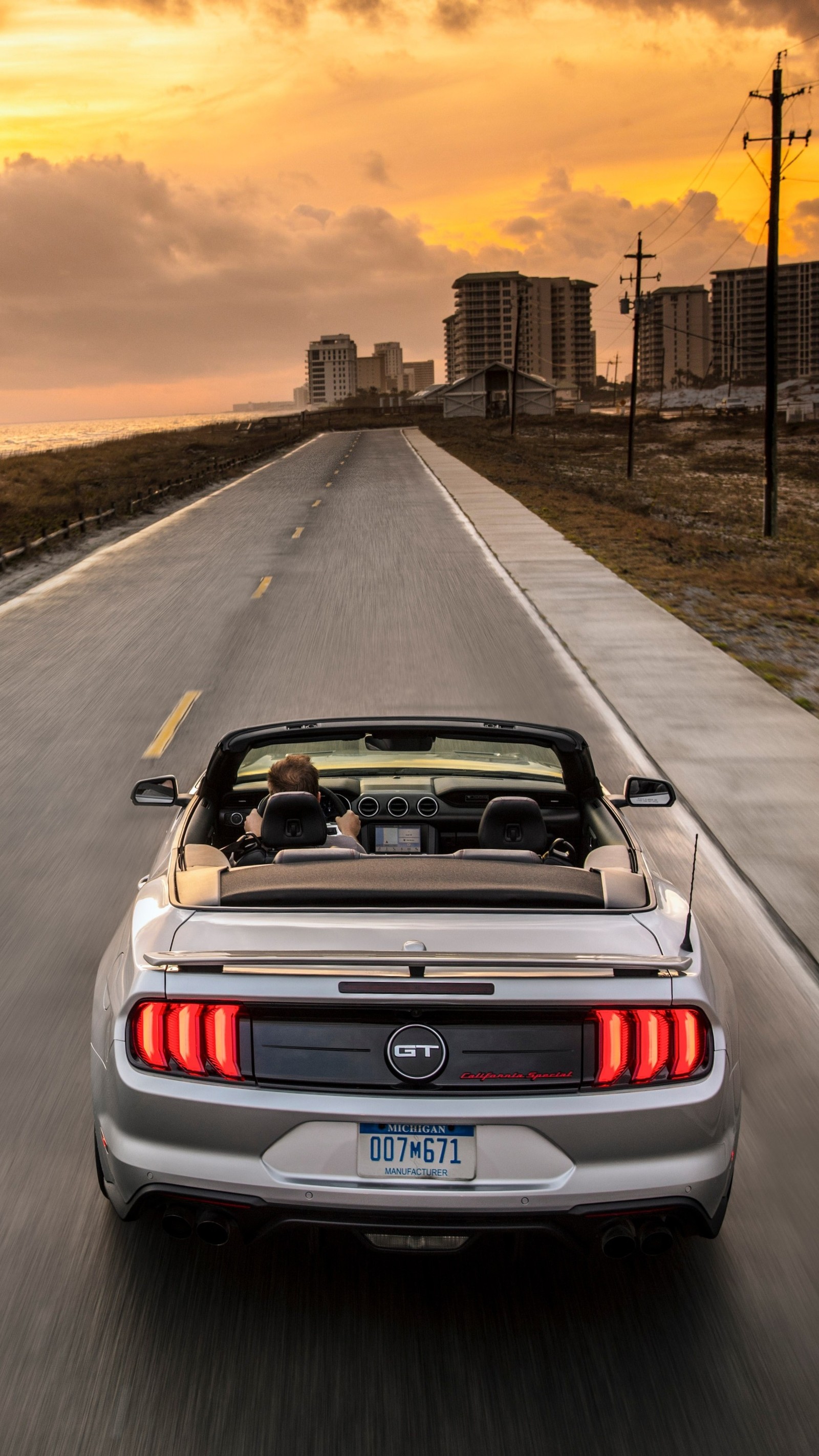 Vista aérea de un convertible conduciendo por una carretera (shelby mustang, ford, coches, ford motor company, ford gt)