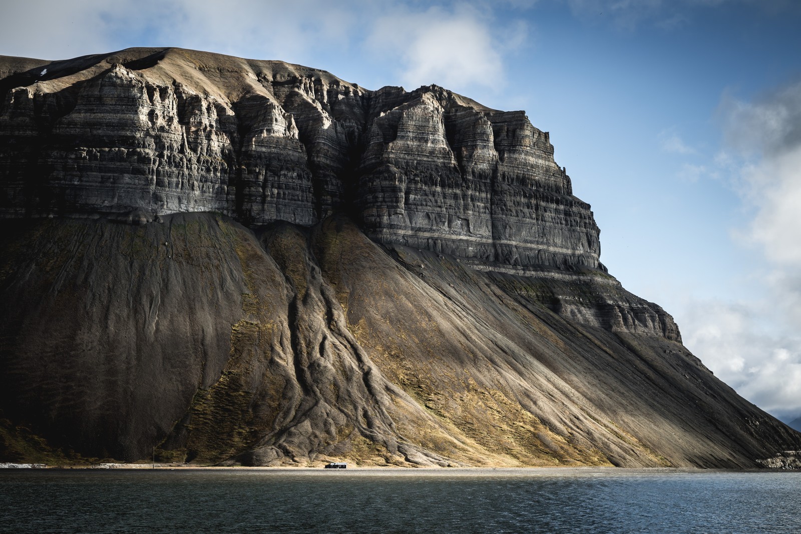 Vue aérienne d'une montagne avec un plan d'eau et un bateau dans l'eau. (gizeh, mer, nature, nuage, montagne)