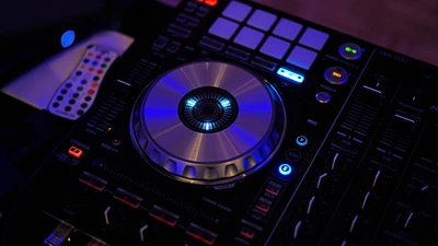 DJ-Mixer mit beleuchteten Bedienelementen und Plattenspieler-Schnittstelle