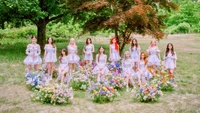 Loona : Étreindre la nature et l'unité parmi les fleurs