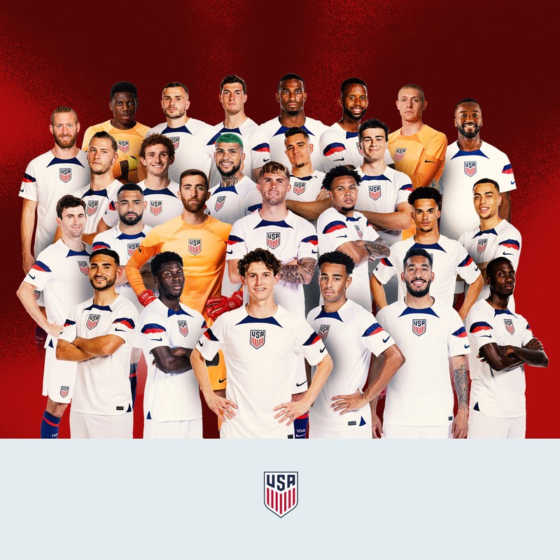 Размытое изображение группы мужчин в футбольной форме (usmnt world cup 2022 roster, 2022 usmnt world cup squad, usa 2022 world cup roster, brenden aaronson, kellyn acosta)