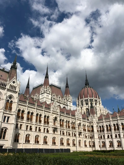 Edifício do Parlamento Húngaro: Um exemplo impressionante de arquitetura clássica contra um céu dramático