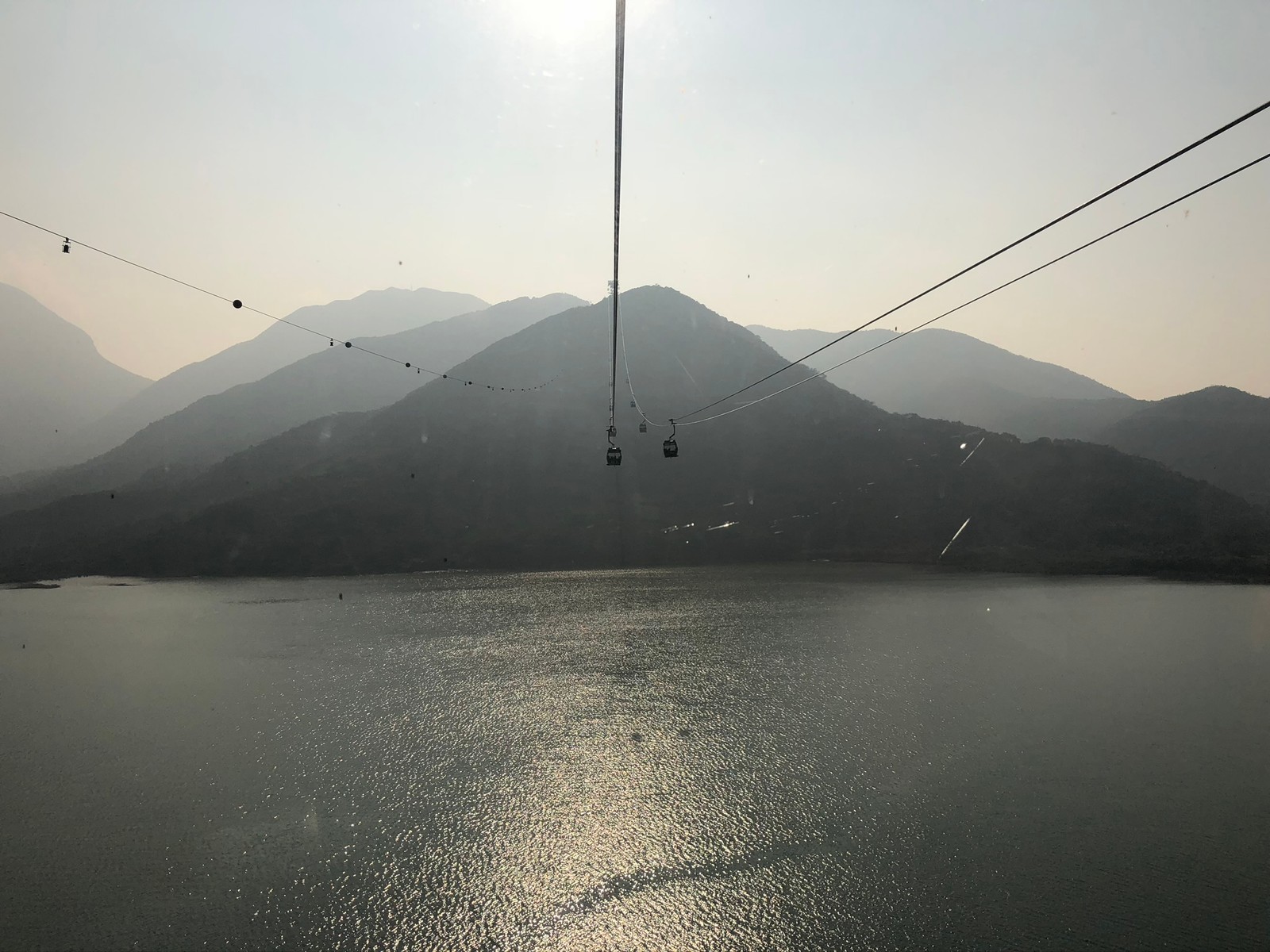 Un téléphérique arabe avec vue sur les montagnes et un lac (ressources en eau, mathématiques, plan deau, formes montagneuses, chaîne de montagnes)