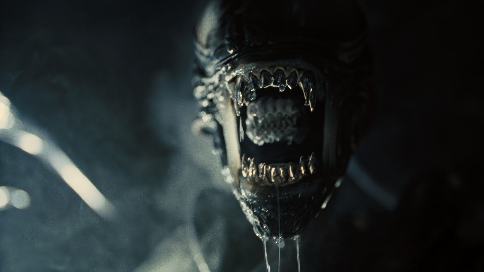 Ein alien mit einem gruseligen gesicht und einem großen grinsen im gesicht. (alien romulus, film, xenomorph)