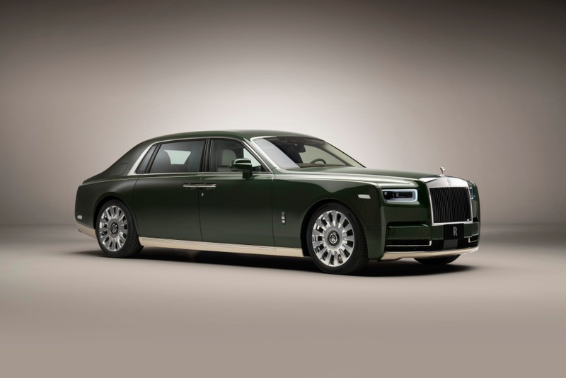 Зеленый rolls royce представлен в студийной обстановке (роллс ройс фантом, rolls royce phantom, 2021, 5k, 8k)