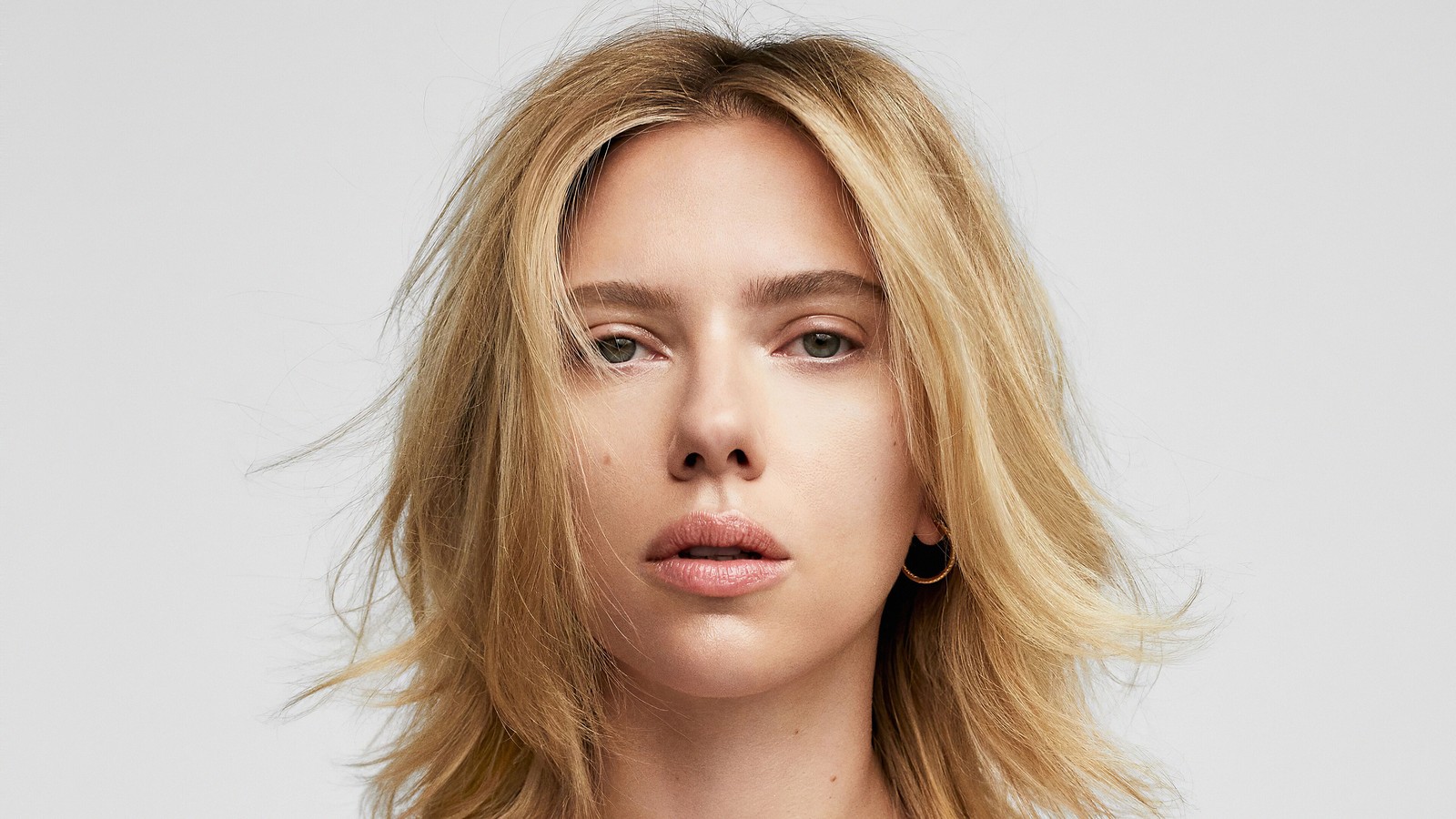 Un primer plano de una mujer con un collar en el cuello (scarlett johansson, actriz, celebridad, mujeres, chicas)