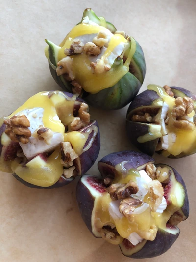 Figues farcies avec garniture de noix et sauce à la mangue