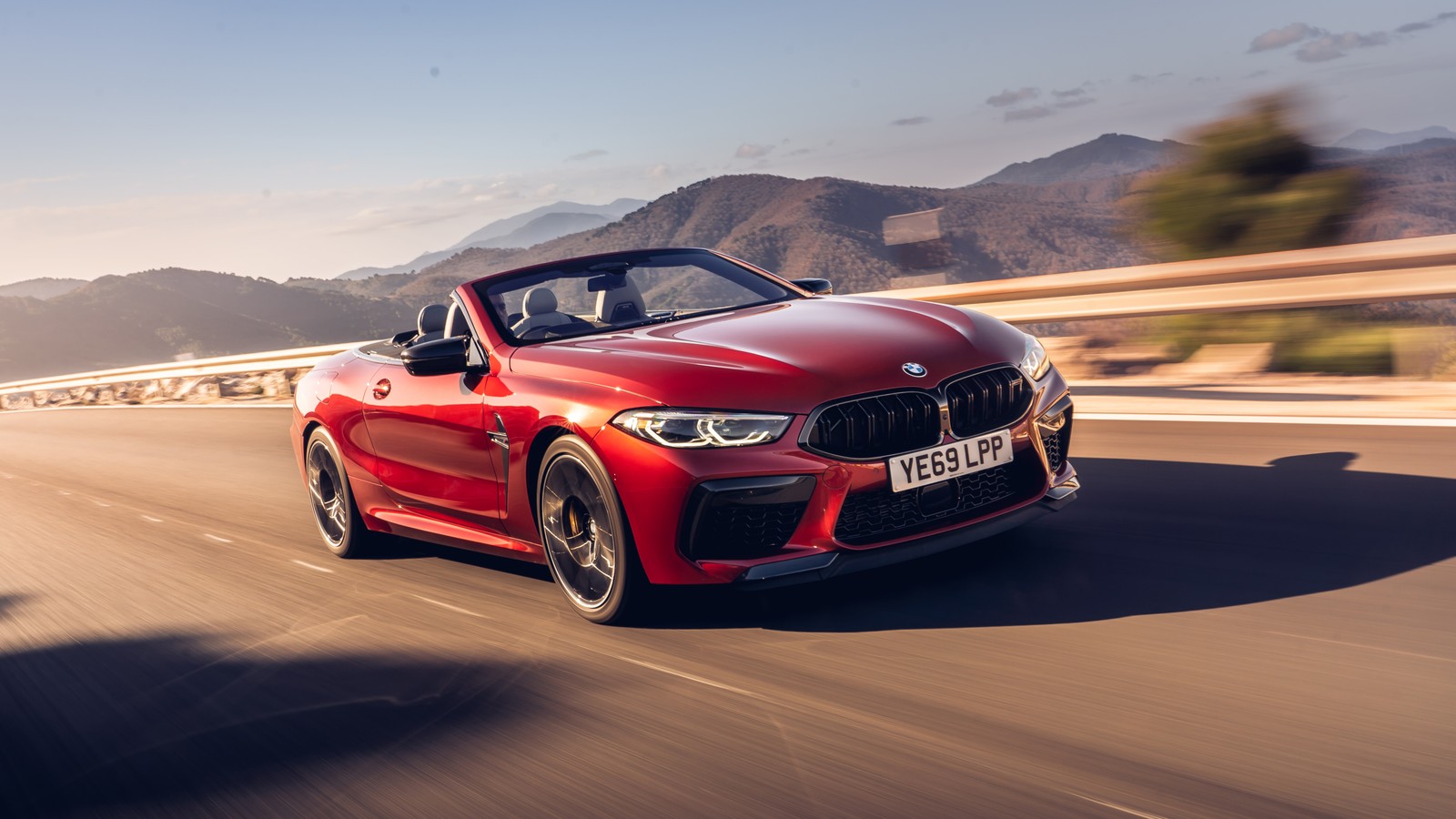 Das bmw m8 cabriolet fährt auf einer straße (bmw m, autos, bmw, bmw x6 m, cabrio)