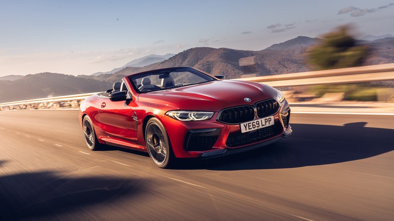 Кабриолет bmw m8 едет по дороге (bmw m, машины, bmw, bmw x6 m, кабриолет)