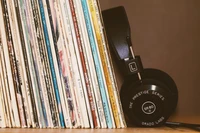 Discos de vinil e fones de ouvido: Um refúgio para os amantes da música