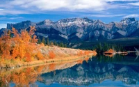 Herbstreflexionen am Maligne Lake im Jasper-Nationalpark